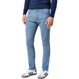 Pantalón de gabardina Wrangler, modelo Larston, color celeste, corte slim tapered y cinco bolsillos.