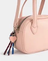 Cartera bowling color gris claro de cuerina con doble asa corta de mano, correa regulable y cierre superior.