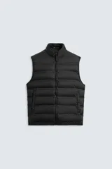Chaleco negro acolchado regular fit confeccionado en tejido técnico repelente al agua, con cuello subido, manga sisa, bolsillos de vivo en cadera y cierre frontal con cremallera.