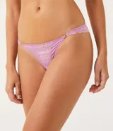 Bombacha bikini color lila con laterales finos, confeccionada en encaje con detalles de tul y microfibra.