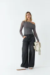 Top negro de manga larga con transparencia y tejido elastizado.