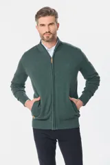 Campera tejida de algodón color azul con cierre frontal y cuello alto.