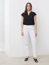 Pantalón blanco de gabardina elastizada marca Zac & Rachel. Tiene pretina ancha con faja interna modeladora, largo de pierna con costura frontal pespunteada y bolsillos ojal simulados en la parte trasera.