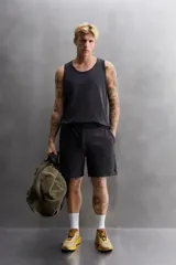 Bermudas jogger negras confeccionadas en tejido de algodón con interior de rizo. Cintura elástica ajustable con cordón y bolsillos laterales en la cadera.