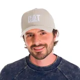 Gorro de gabardina azul con logo CAT bordado en negro en el frente.