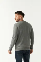 Sweater gris de algodón con cuello en V y logo bordado en el pecho.