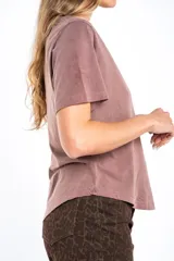 Remera color arena de algodón peinado, corte ajustado y mangas cortas.