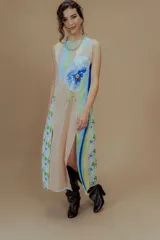 Vestido midi sin mangas confeccionado en lino estampado con flores y rayas verticales en tonos pastel. Tiene dos tajos al frente.