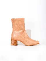 Bota corta color beige, de cuero, con taco cuadrado y punta fina.