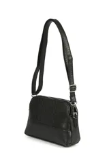 Bandolera negra con correa ajustable y textura símil cuero de cocodrilo.