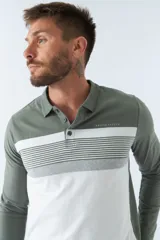 Polo de hombre marca Brookfield, manga larga, color beige con rayas horizontales azul marino y blanco en el pecho. Tiene cuello clásico con botones y logo estampado en el pecho.