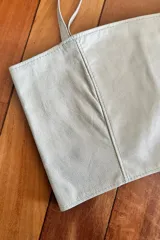 Top clásico de cuero color plata opaca, con breteles finos. Ideal para usar solo o debajo de camisas, blazers o camperas.