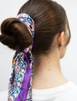 Bandana de satén estampado con diseño abstracto multicolor, marca Barrington.