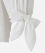 Blusa de mangas 3/4 con elásticos y lazos en los puños, confeccionada en viscosa, con escote cuadrado.