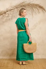 Vestido largo color fucsia, de lino, con escote en V y mangas cortas con volados.