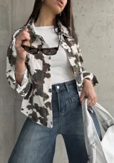 Sobrecamisa de manga larga con estampado de vaca en tonos marrón, blanco y negro.