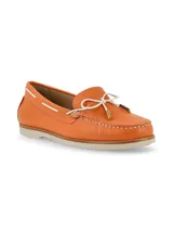 Mocasín color naranja de cuero texturizado, con costuras a la vista y lazo decorativo en la parte delantera.