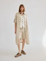 Vestido camisero largo color blanco, de lino, con cuello camisero, abotonado al frente y mangas 3/4 con botón.