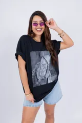 Remerón negro con estampado fotográfico en blanco y negro de Beyoncé con sombrero de cowboy.