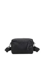 Morral de color negro con textura granulada, compartimento principal con cierre y bolsillo frontal con tirador largo adornado con tachas. Incluye una correa ancha ajustable y desmontable con mosquetones metálicos.