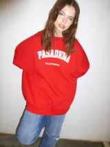 Sudadera de cuello redondo color rojo con estampado frontal de 'Pasadena California', de ajuste relajado.