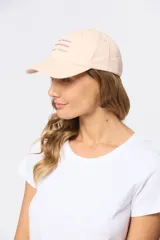 Gorro con visera color beige con bordado frontal.