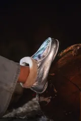 Pantuflas plateadas con interior de corderito.