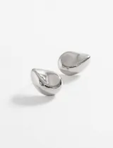 Aros tipo botón plateados con forma de gota.