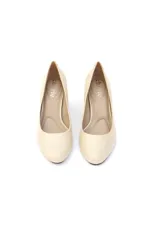 Zapato de cuero color porcelana con punta ligeramente redondeada y tacón bloque geométrico de 6 cm.