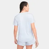 Remera deportiva Nike One Dri-Fit Swoosh Hbr para mujer, color lila con logo Swoosh estampado en el frente.