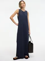 Vestido largo azul marino sin mangas, de corte recto y confeccionado en lino y algodón. Presenta lazos desmontables en los laterales.