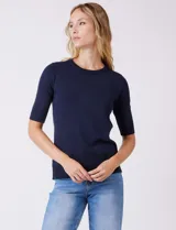 Buzo de punto fino color azul marino, con cuello redondo y mangas cortas.