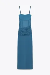 Vestido largo azul petróleo de tirantes finos regulables, con escote recto, corte a la cintura con frunces y detalle de tul en la parte superior.