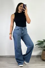 Pantalón de jean celeste, de tiro alto, corte wide leg y cinco bolsillos.