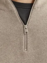 Sweater de punto con cuello alto, color greige, de manga larga y tejido de punto plano.