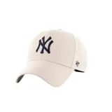 Gorra de béisbol color crema con el logo de los New York Yankees bordado en azul marino en el frente y el logo de la marca '47 bordado en azul en el lateral.