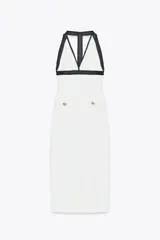 Vestido midi blanco de tejido elástico, con cuello halter, escote pico, falsos bolsillos de vivo con botón y acabados a contraste en negro.