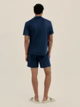 Short unisex de tejido toalla color azul, con cintura elástica y cordón de algodón, cuenta con bolsillos laterales y patch de logo.