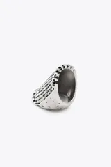 Maxi anillo plateado con aplicación de malla metálica.