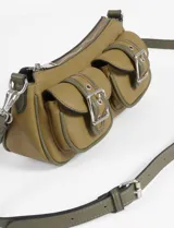 Cartera marrón con detalles en verde, doble correa, una corta para llevar al hombro y otra larga regulable de cuero vegano para usar como bandolera.