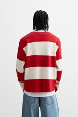 Polo de punto con corte relaxed fit, cuello solapa, cierre frontal con botones y manga larga. Diseño a rayas horizontales rojas y blancas.