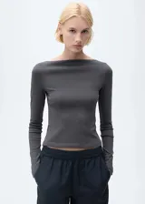 Camiseta gris de algodón con cuello barco y mangas largas.