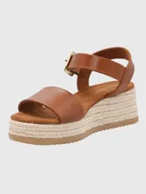 Sandalias negras con plataforma de yute, tira ancha sobre los dedos y tira con hebilla dorada alrededor del tobillo.