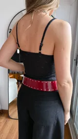 Top negro de breteles finos, con escote recto fruncido y corte ajustado.