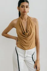 Top color camel de gamuza sintética, con cuello drapeado y espalda descubierta que se ata con lazo.