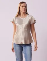 Blusa color naranja óxido de satén, marca Alex & Lili. Manga corta amplia con volados. Corte bajo el busto. Espalda con abertura ojal y botón.