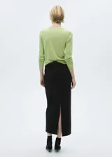 Sweater de punto fino color beige, con cuello redondo y mangas largas.