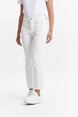 Jean de corte recto, tiro medio, color azul oscuro.