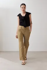 Pantalón recto color verde oliva con bolsillos laterales y tajos en el ruedo.