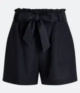 Short negro de lino y viscosa, con cintura elástica, cinturón tipo faja y bolsillos delanteros.